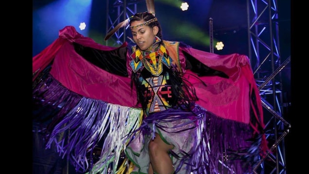 Ivanie Aubin-Malo danse dans de nombreux pow wow. Une façon pour elle de transmettre une partie de son histoire. Ivanie Aubin-Malo danse dans de nombreux pow wow. Une façon pour elle de transmettre une partie de son histoire.