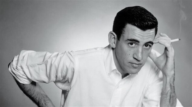 J.D. Salinger pose avec une cigarette à la main