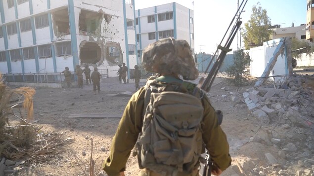Un soldat israélien au combat vu de dos.