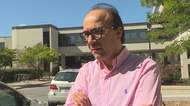 Jabeur Fathally en entrevue à la caméra de Radio-Canada sur le campus de l'Université d'Ottawa. Jabeur Fathally en entrevue à la caméra de Radio-Canada sur le campus de l'Université d'Ottawa.