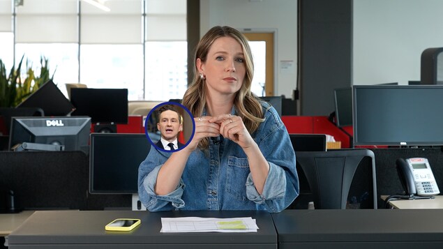 La journaliste Jacaudrey Charbonneau regarde l'objectif de la caméra. 