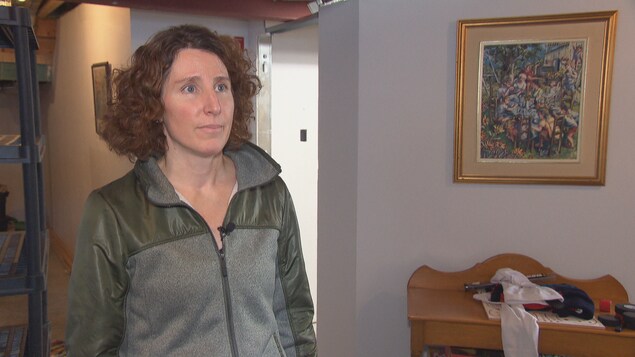 Une femme dans une maison répond aux questions d'un journaliste à la caméra. Une femme dans une maison répond aux questions d'un journaliste à la caméra.