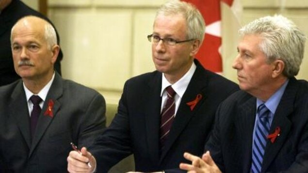Jack Layton, Stéphane Dion et Gilles Duceppe en conférence de presse. Jack Layton, Stéphane Dion et Gilles Duceppe en conférence de presse.