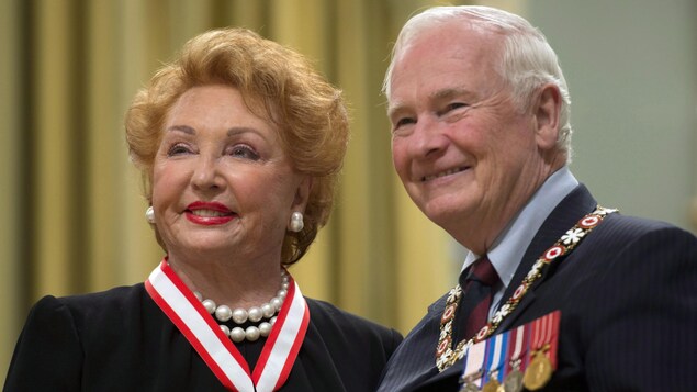 La mécène Jacqueline Desmarais et le gouverneur général David Johnston, en novembre 2013 à Ottawa. La mécène Jacqueline Desmarais et le gouverneur général David Johnston, en novembre 2013 à Ottawa.