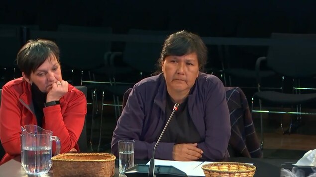 Une femme autochtone témoigne lors d'une commission d'enquête. Une femme autochtone témoigne lors d'une commission d'enquête.