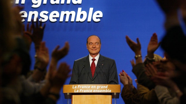 Jacques Chirac derrière un lutrin. On peut y lire son slogan de campagne, «La France en grand, la France ensemble».