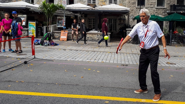 Le directeur de la Coupe Banque Nationale, Jacques Hérisset, s'amuse sur la Grande Allée lors du tirage au sort pour le tableau principal du tournoi Le directeur de la Coupe Banque Nationale, Jacques Hérisset, s'amuse sur la Grande Allée lors du tirage au sort pour le tableau principal du tournoi