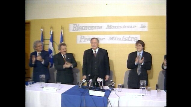 Jacques Parizeau se rend à Port-Daniel pour annoncer une aide d'un million de dollars pour une étude de faisabilité pour la cimenterie. Jacques Parizeau se rend à Port-Daniel pour annoncer une aide d'un million de dollars pour une étude de faisabilité pour la cimenterie.