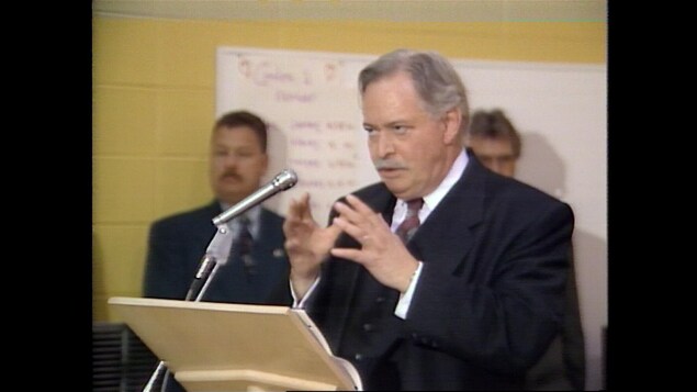 Jacques Parizeau, à Port-Daniel, le 12 mai 1995. Il annonce une aide pour une étude de faisabilité pour la cimenterie. Jacques Parizeau, à Port-Daniel, le 12 mai 1995. Il annonce une aide pour une étude de faisabilité pour la cimenterie.