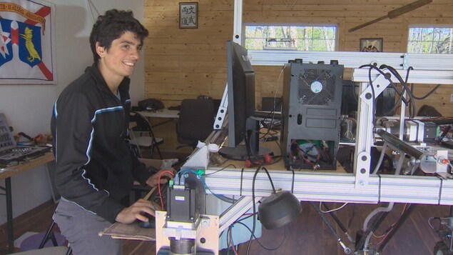 Jad Tawil a conçu le logiciel qui permet au robot de distinguer les mauvaises herbes des plantes comestibles. Jad Tawil a conçu le logiciel qui permet au robot de distinguer les mauvaises herbes des plantes comestibles.
