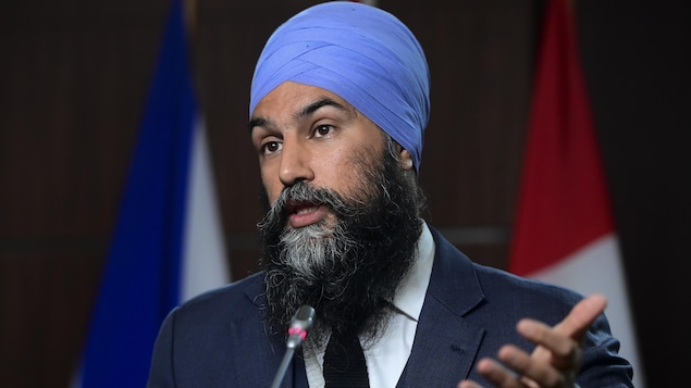 Jagmeet Singh parle seul au micro en conférence de presse.