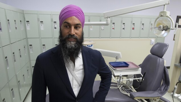 M. Singh serre la main de la dame.