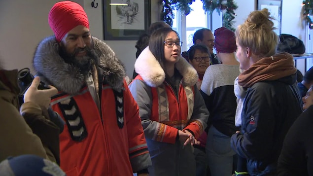 Le chef du NPD fédéral, Jagmeet Singh, et la députée NPD Mumilaaq Qaqqaq lors d'une rencontre avec des membres du public dans une salle à Iqaluit.