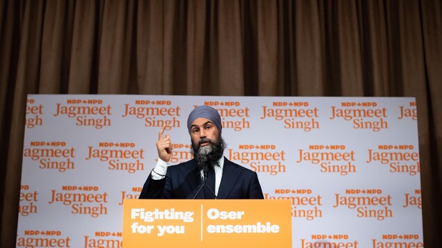 Jagmeet Singh s'adresse aux médias.