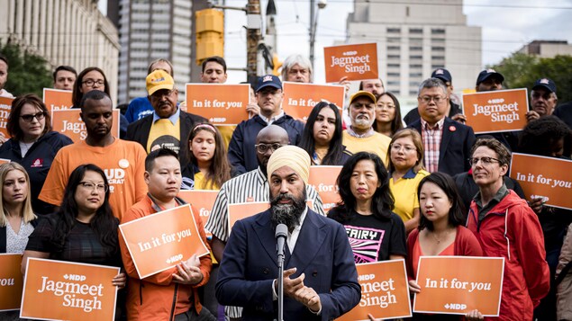 Le chef du NDP pose avec un groupe de militant néo-démocrates.