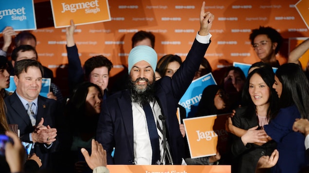 Le chef du NPD, Jagmeet Singh, a un bras levé dans les airs et s'adresse aux militants de son parti politique lors d'un rassemblement.
