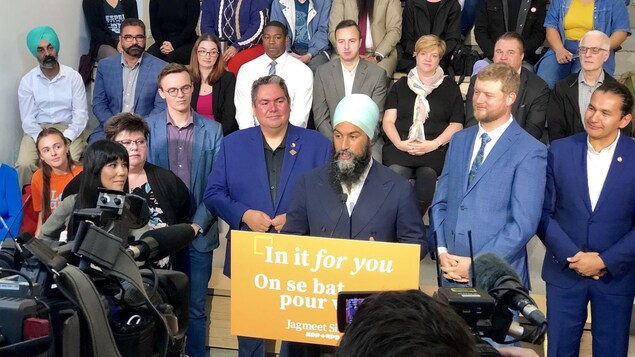 M. Singh est entouré de membres de son équipe.