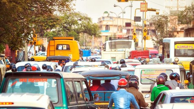 Circulation dans une rue de Jaipur, en Inde Circulation dans une rue de Jaipur, en Inde