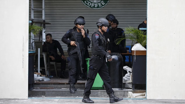 Des policiers devant un café Starbucks Des policiers devant un café Starbucks