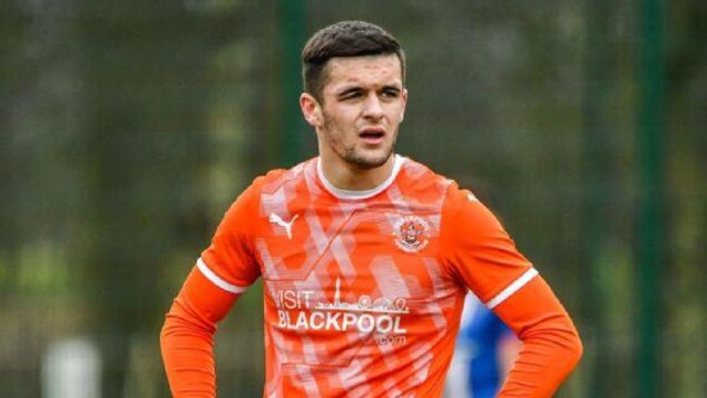 Un premier footballeur professionnel britannique actif révèle son homosexualité