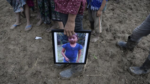 Une photo de Jakelin encadrée.