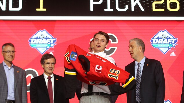 Jakob Pelletier enfile un chandail des Flames.
