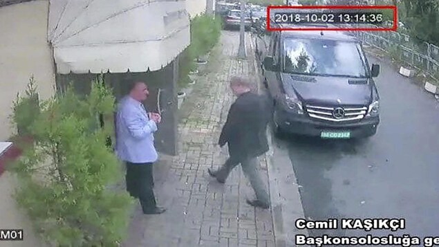 Un homme entre dans un édifice. Un homme entre dans un édifice.