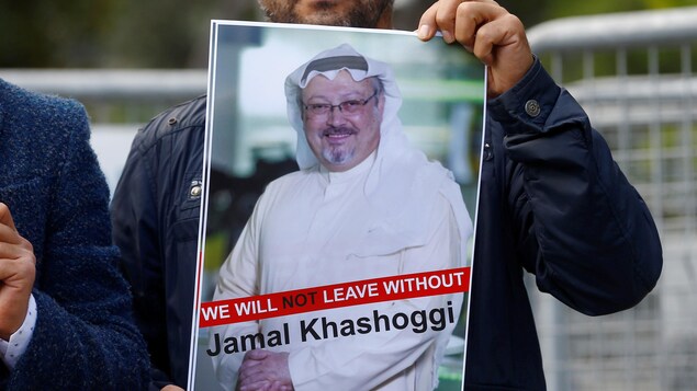 Un manifestant tient une photo du journaliste saoudien Jamal Khashoggi. Un manifestant tient une photo du journaliste saoudien Jamal Khashoggi.