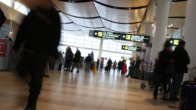Des personnes circulent dans l’aéroport international James Armstrong Richardson de Winnipeg, au Manitoba.