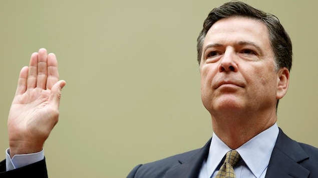 L'ancien directeur du FBI, James Comey, en train de prêter serment. L'ancien directeur du FBI, James Comey, en train de prêter serment.