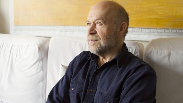 James Hansen dans son salon à New York. 
