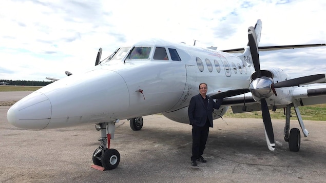 James Heidema devant un avion. James Heidema devant un avion.