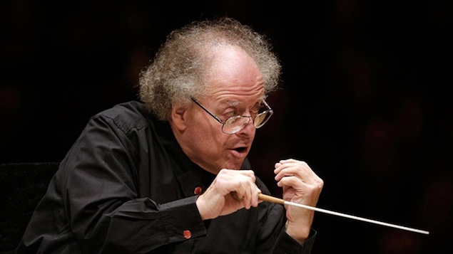 James Levine, une baguette de chef d'orchestre à la main