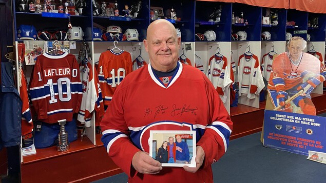 Des partisans saskatchewanais du Canadien se recueillent en mémoire de Guy Lafleur