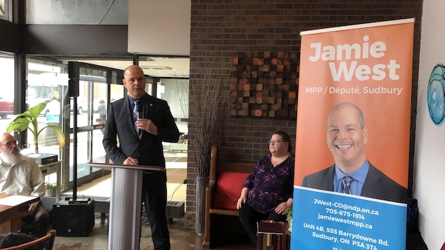 Jamie West dans un café au centre-ville sudburois.