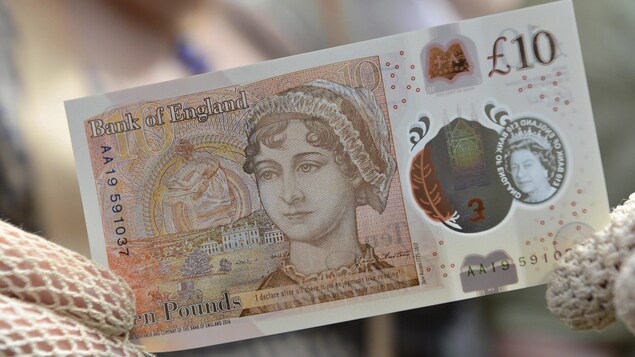 Le nouveau billet de 10 livres sterling avec Jane Austen est présenté par un personnage habillé de vêtements d'époque