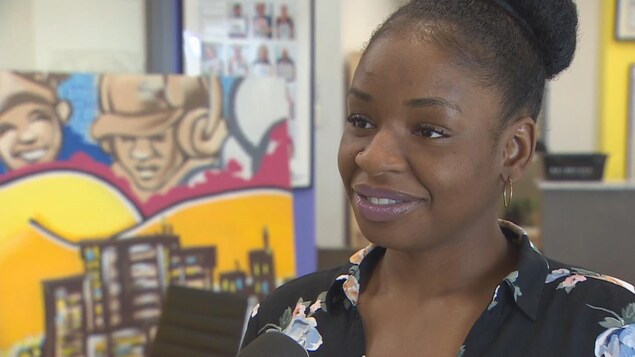 Une jeune femme noire qui sourrit Une jeune femme noire qui sourrit