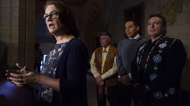 La ministre des Services aux Autochtones, Jane Philpott, entourée de représentants des Premières Nations, des Inuits et des Métis, répond à une question à Ottawa, le vendredi 30 novembre 2018. La ministre des Services aux Autochtones, Jane Philpott, entourée de représentants des Premières Nations, des Inuits et des Métis, répond à une question à Ottawa, le vendredi 30 novembre 2018.