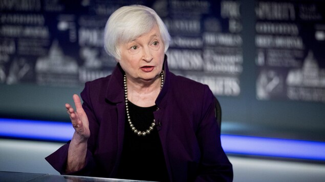 Janet Yellen assise derrière un bureau.