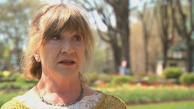 Janette Ratté en entrevue dans un parc.