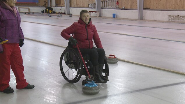 Janice Gillis a perdu l'usage de ses jambes dans un accident de voiture. Aujourd'hui, elle redécouvre les joies du curling. Janice Gillis a perdu l'usage de ses jambes dans un accident de voiture. Aujourd'hui, elle redécouvre les joies du curling.