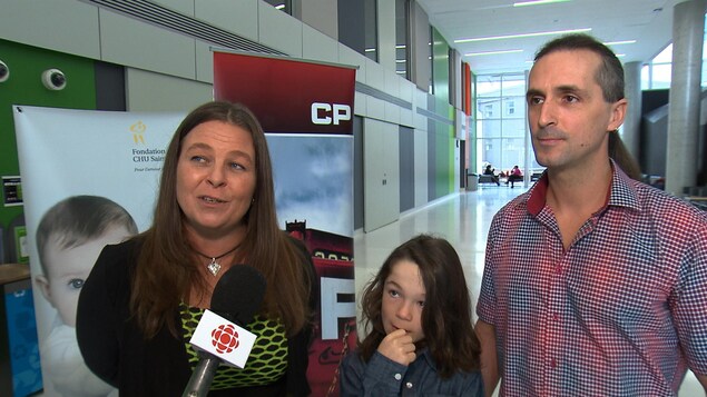 Janice Pierson, en compagnie de son fils Tyler, à l'occasion de l'annonce d'un don pour la recherche sur les cellules souches, au CHU Sainte-Justine Janice Pierson, en compagnie de son fils Tyler, à l'occasion de l'annonce d'un don pour la recherche sur les cellules souches, au CHU Sainte-Justine