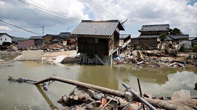 Des maisons ont été ravagées par les intempéries à Kurashiki, dans la préfecture d'Okayama, l'une des régions les plus touchées par les inondations. Des maisons ont été ravagées par les intempéries à Kurashiki, dans la préfecture d'Okayama, l'une des régions les plus touchées par les inondations.