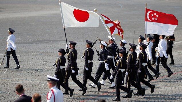 Les troupes du Japon et de Singapour ont ouvert le défilé. Les troupes du Japon et de Singapour ont ouvert le défilé.