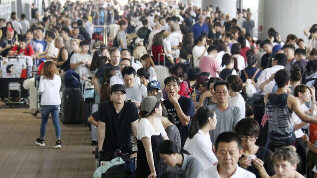 Des centaines de personnes entassées à l'aéroport de Kansai. Des centaines de personnes entassées à l'aéroport de Kansai.