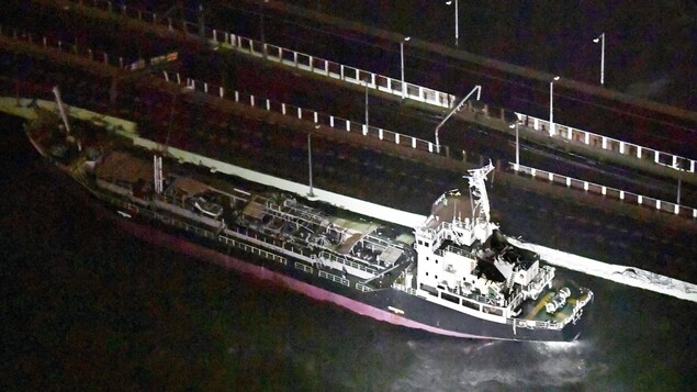Un pétrolier frappe un pont. Un pétrolier frappe un pont.