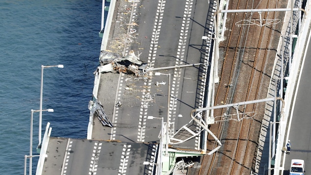 Un pont endommagé. Un pont endommagé.