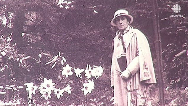 Photographie d'Elsie Reford au milieu de son jardin à Grand-Métis. 