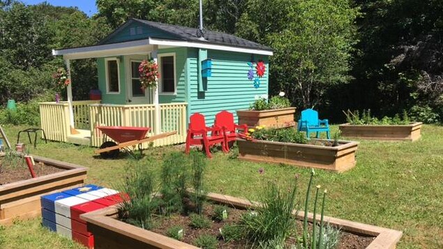 Le jardin associatif est équipé de jardinières, d'un abri de jardin et de mobilier extérieur aux couleurs de l'Acadie.