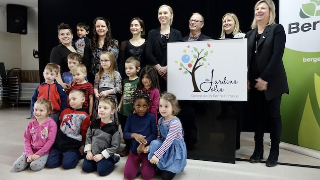 Une dizaine d'enfants posent pour la caméra, accompagnés de Mary-Ève Gauvin,
